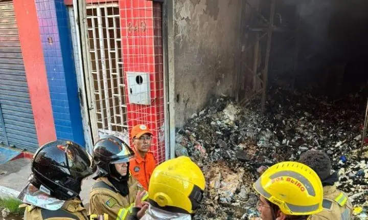Incêndio atinge depósito de bebidas durante a madrugada em Piracuruca; Bombeiros controlam chamas
