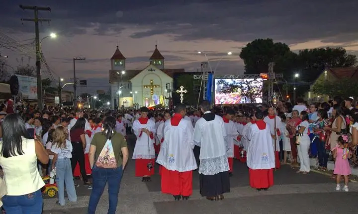 Milhares de fiéis participam da Procissão Luminosa de Nossa Senhora dos Remédios, em Piripiri