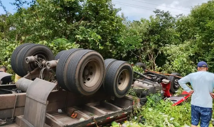 Motorista morre em acidente na BR-402; PRF encontra 41 comprimidos de rebite na cabine