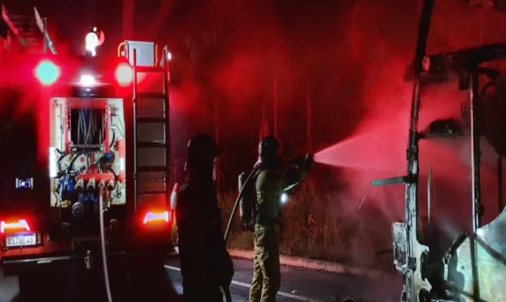 Ônibus de turismo é destruído por incêndio na BR-343, no Norte do Piauí