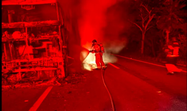 Ônibus de turismo é destruído por incêndio na BR-343, no Norte do Piauí