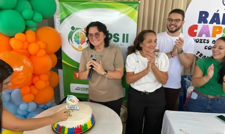 Prefeita Jôve Oliveira participa de edição especial da Rádio CAPS II durante celebração dos 21 anos do serviço