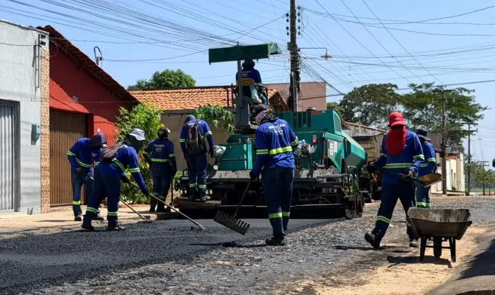 Rua Padre Domingos tem trecho asfaltado em mais uma etapa do serviço de pavimentação em Piripiri