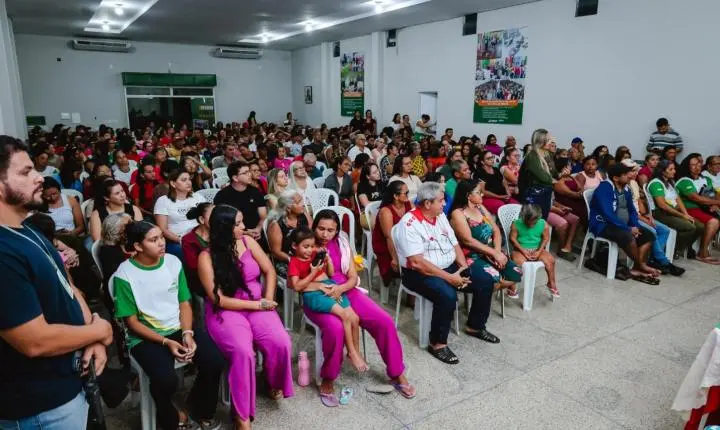 Prefeitura de Piripiri entrega fardamento a estudantes da EJA