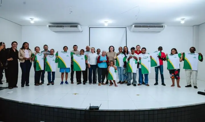 Prefeitura de Piripiri entrega fardamento a estudantes da EJA