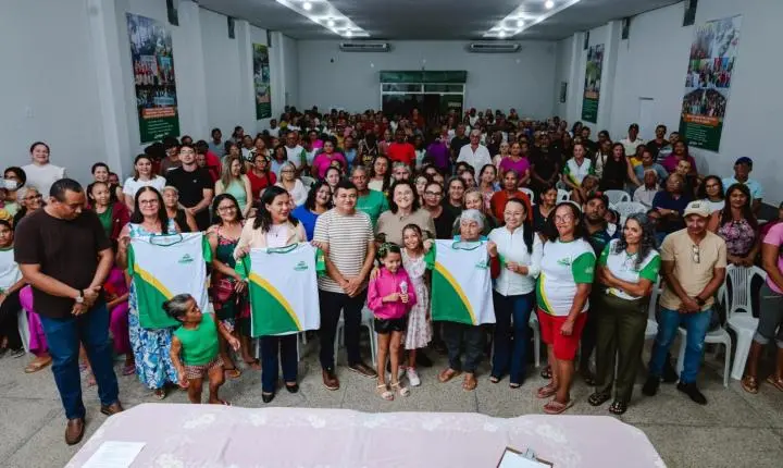 Prefeitura de Piripiri entrega fardamento a estudantes da EJA