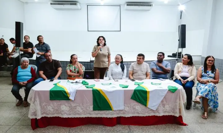 Prefeitura de Piripiri entrega fardamento a estudantes da EJA