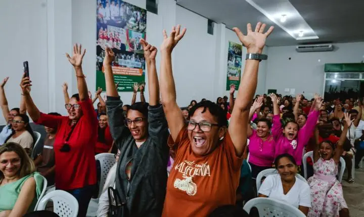 Prefeitura de Piripiri entrega fardamento a estudantes da EJA