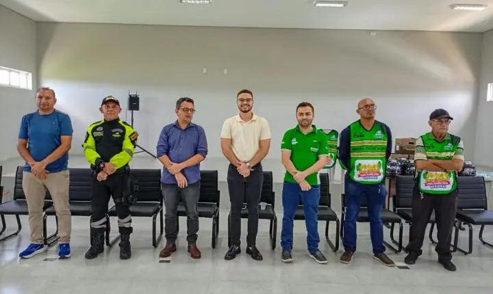 Prefeitura de Piripiri entrega novos coletes e promove ações de saúde para mototaxistas  