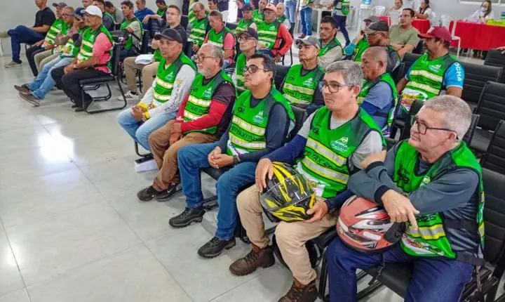 Prefeitura de Piripiri entrega novos coletes e promove ações de saúde para mototaxistas  