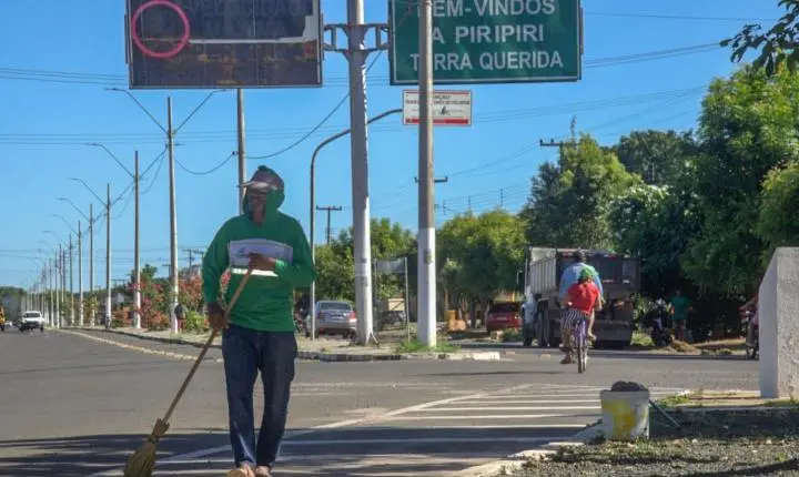 Prefeitura de Piripiri inicia Mutirão de Limpeza Pública no bairro Prado  