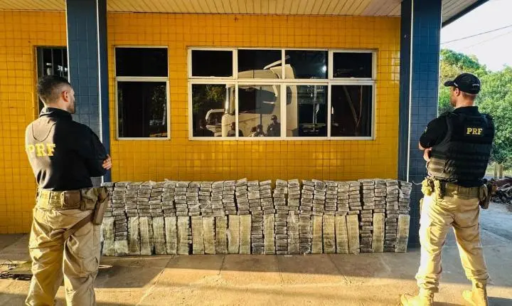 PRF apreende carreta com 60 toneladas de milho e suspeita de 500 kg de drogas em Teresina