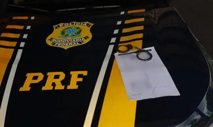 PRF flagra veículo com documento falsificado em Piripiri
