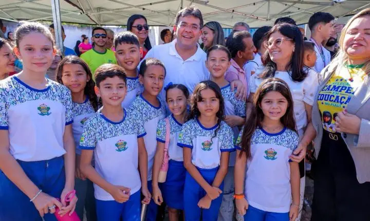 Rafael Fonteles entrega kit de mobília para nova creche em Domingos Mourão