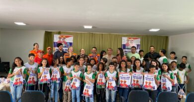 Defesa Civil realiza entrega de kits escolares  em unidades de ensino de Piripiri e Pedro II